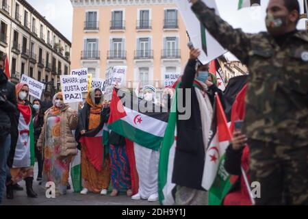 Madrid, Spagna. 10 dicembre 2020. Manifestanti spagnoli e saharawi protestano di fronte all'ambasciata spagnola degli Affari esteri a Madrid, Spagna, il 10 dicembre 2020. (Foto di Fer Capdepon Arroyo/Pacific Press/Sipa USA) Credit: Sipa USA/Alamy Live News Foto Stock