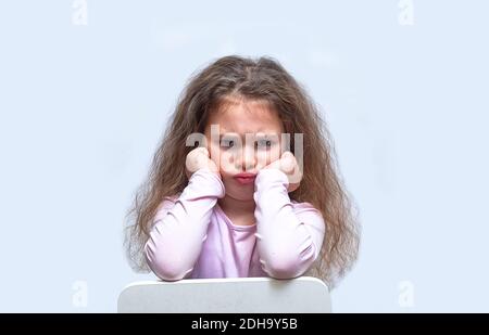 Arrabbiato capelli frangia capelli bruno-capelli pettinatura piccola ragazza pucker sulla sua bocca ritrae in studio con la testa ritraente o insoddisfatto Foto Stock