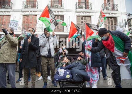 Madrid, Spagna. 10 dicembre 2020. Manifestanti spagnoli e saharawi protestano di fronte all'ambasciata spagnola degli Affari esteri a Madrid, Spagna, il 10 dicembre 2020. (Foto di Fer Capdepon Arroyo/Pacific Press/Sipa USA) Credit: Sipa USA/Alamy Live News Foto Stock