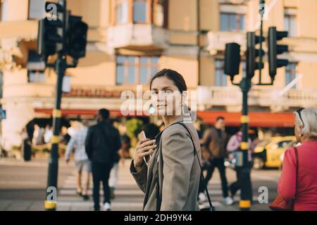 Ritratto di giovane donna fiduciosa in città Foto Stock