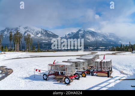 Canmore Nordic Center Provincial Park in inverno soleggiato giorno mattina. Canmore, Alberta, Canada. Foto Stock