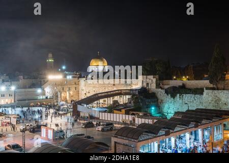 Vista notturna dell'entrata del muro occidentale e della Moschea di al-aqsa, e la cupola della roccia, un santuario islamico situato sul Monte del Tempio nella Cit Vecchia Foto Stock