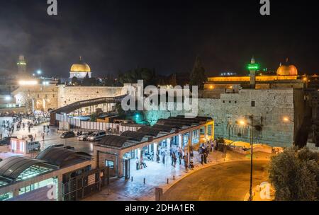 Vista notturna dell'entrata del muro occidentale e della Moschea di al-aqsa, e la cupola della roccia, un santuario islamico situato sul Monte del Tempio nella Cit Vecchia Foto Stock