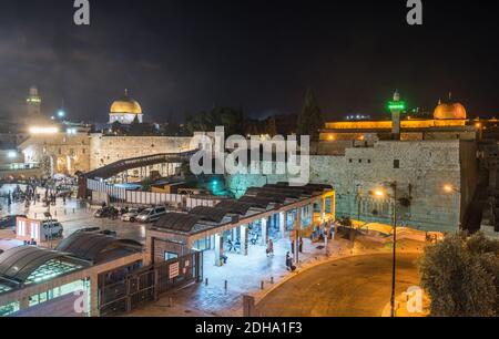 Vista notturna dell'entrata del muro occidentale e della Moschea di al-aqsa, e la cupola della roccia, un santuario islamico situato sul Monte del Tempio nella Cit Vecchia Foto Stock