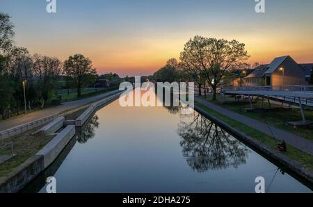 Suggestivo e affascinante cielo colorato al tramonto su un canale Foto Stock