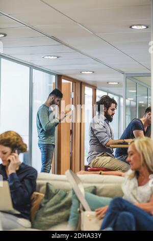 Uomini d'affari e donne d'affari che lavorano in ufficio creativo Foto Stock