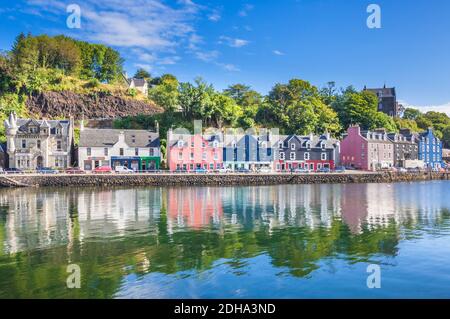 Isola di Mull TOBERMORY MULL Tobermory porto in alta marea con piccole barche da pesca Isola di Mull Inner Hebrides Argyll e Bute Scotland UK GB Europa Foto Stock