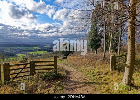 La vista della campagna del Surrey dal North Downs con drammatiche nubi tempesta che si formano, vicino Albury in un giorno soleggiato inverni Inghilterra UK Foto Stock