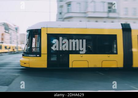 Autobus giallo da costruzione su strada in città Foto Stock