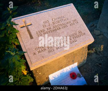 Anzac Cove, Gallipoli Peninsular, Provincia di Canakkale, Turchia. Marcatore grave di caduto soldato australiano nel cimitero di Ari Burnu all'estremità settentrionale di Foto Stock