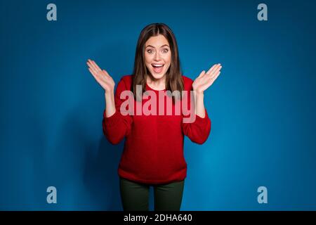 Ritratto di lei bella attraente piuttosto affascinante felice felice allegro allegro ragazza buon incredibile notizia reazione applaudendo isolato luminoso vivido Foto Stock