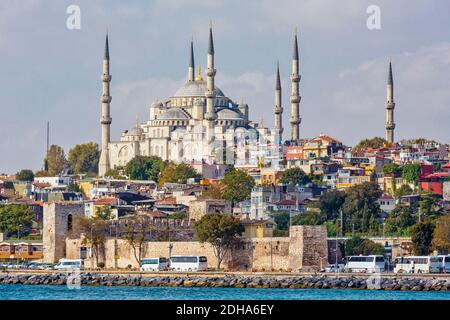 Istanbul, Provincia di Istanbul, Turchia. La Moschea del Sultano Ahmet o Sultanahmet, conosciuta anche come la Moschea Blu vista dal mare di Marmara. La moschea Foto Stock
