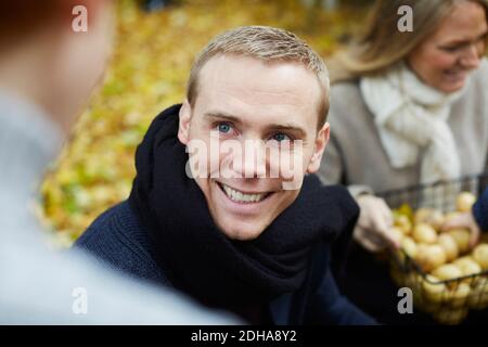 Uomo felice che guarda il ragazzo nel cortile posteriore Foto Stock