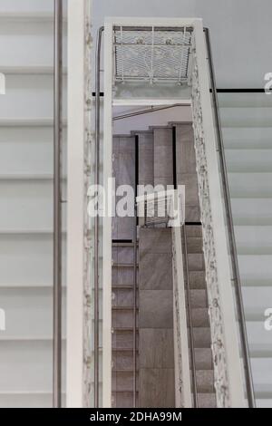 scala in marmo con ringhiere in acciaio inossidabile nell'hotel Foto Stock