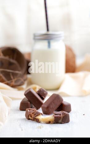 Caramelle al cioccolato, caramelle al caramello, prodotti dolciari e alimenti salutari - primo piano sul tavolo verticale Foto Stock