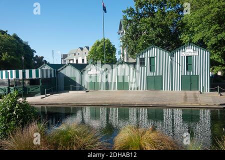 Christchurch Nuova Zelanda - Novembre 21 2020; chiuse le porte di fila di baracche verdi lungo e riflesse nel fiume Avon in città Foto Stock
