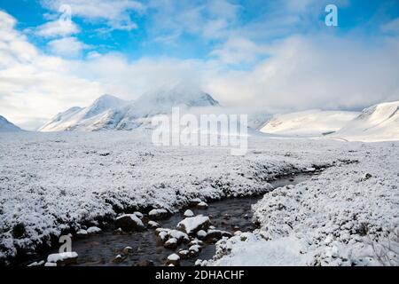 Neve coperta paesaggio invernale di Buachaille Etive Mor e fiume Coupall a Glen Coe in Scottish Highlands, Scozia, Regno Unito Foto Stock