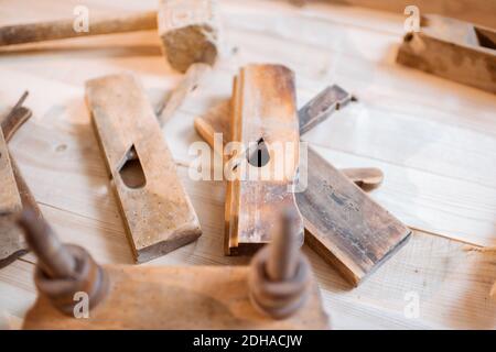 Vintage planes sul banco di lavoro nel negozio di carpenteria Foto Stock