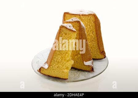 Pandoro, tipico dessert natalizio italiano, torta tagliata a fette con zucchero a velo in piastra, isolata su bianco Foto Stock