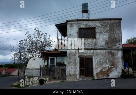 Vecchi edifici in un piccolo villaggio nella parte montagnosa dell'isola di Cipro all'inizio della primavera. Foto Stock