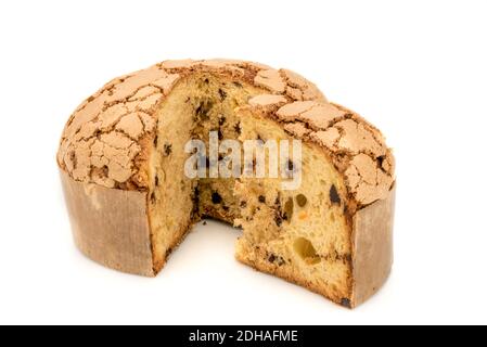 Panettone - tipico dessert milanese natalizio con uvetta e perline di cioccolato, torta a forma di cupola con fetta, isolato su bianco Foto Stock