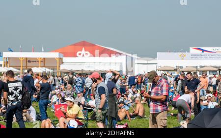 31 agosto 2019, regione di Mosca, Russia. Spettatori all'International Aerospace Salon MAKS 2019. Foto Stock