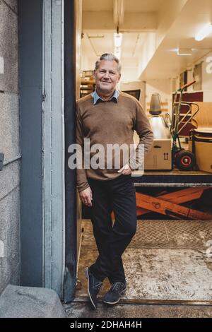 Ritratto a lunghezza intera di uomo d'affari maturo in piedi in nuovo ufficio Foto Stock