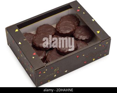 Biscotti di cioccolato sabbiosi nella scatola isolata sul bianco Foto Stock