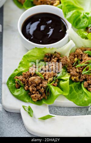 Involtini di lattuga asiatica di pollo o tacchino Foto Stock