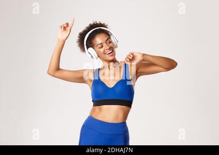 Bella donna sportivo con asciugamano di relax presso la palestra dopo il  lavoro, uno stile di vita sano e concetto di fitness Foto stock - Alamy