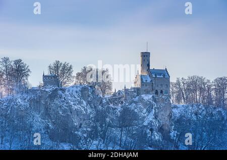 Winterly Lichtenstein Castello in paesaggio innevato, Honau, comune di Lichtenstein vicino a Reutlingen, Alb sveva, Germania. Foto Stock