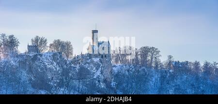 Winterly Lichtenstein Castello in paesaggio innevato, Honau, comune di Lichtenstein vicino a Reutlingen, Alb sveva, Germania. Foto Stock