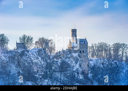 Winterly Lichtenstein Castello in paesaggio innevato, Honau, comune di Lichtenstein vicino a Reutlingen, Alb sveva, Germania. Foto Stock