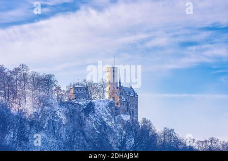 Winterly Lichtenstein Castello in paesaggio innevato, Honau, comune di Lichtenstein vicino a Reutlingen, Alb sveva, Germania. Foto Stock