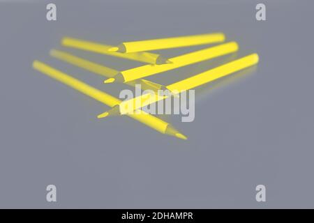 Astratto luminoso illuminante giallo e grigio sfondo con matite. Colori trendy dell'anno 2021 - Grigio e giallo. Foto Stock
