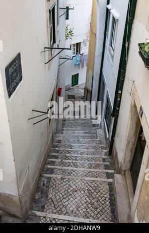 Le scale e le strade strette del centro storico di Lisbona, Portogallo Foto Stock