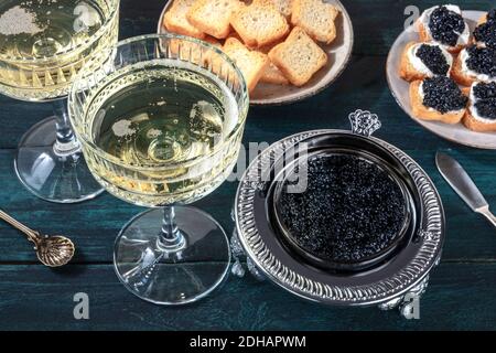 Caviale e champagne, stile vintage, con pane e toast Foto Stock