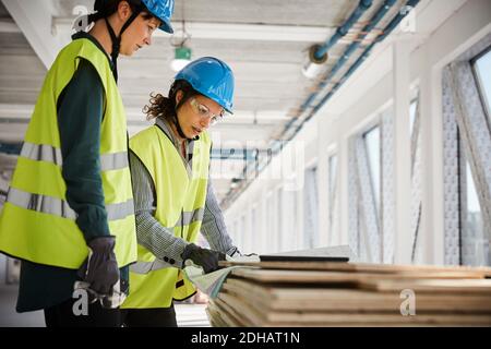 Le ingegneri femminili discutono sopra il modello al luogo di costruzione Foto Stock