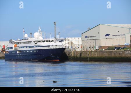 Ayr Harbour, piccola nave da crociera di lusso MV Clio ormeggiato a Ayr Harbour, Ayrshire, Scozia, Regno Unito. M/V Clio, è una nave da crociera di proprietà e gestita dalla Grand Circle Cruise Line. La nave è stata costruita presso il cantiere Alstom Leroux a St. Malo, Francia nel 1998. Ha un totale di 44 stateroms per 88 passeggeri (la capacità massima è di 90 ospiti), servito da 62 equipaggi, ... Foto Stock