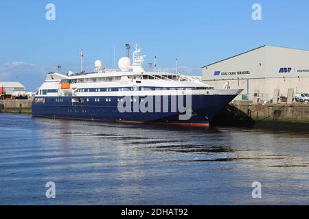 Ayr Harbour, piccola nave da crociera di lusso MV Clio ormeggiato a Ayr Harbour, Ayrshire, Scozia, Regno Unito. M/V Clio, è una nave da crociera di proprietà e gestita dalla Grand Circle Cruise Line. La nave è stata costruita presso il cantiere Alstom Leroux a St. Malo, Francia nel 1998. Ha un totale di 44 stateroms per 88 passeggeri (la capacità massima è di 90 ospiti), servito da 62 equipaggi, ... Foto Stock