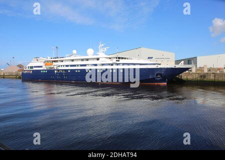 Ayr Harbour, piccola nave da crociera di lusso MV Clio ormeggiato a Ayr Harbour, Ayrshire, Scozia, Regno Unito. M/V Clio, è una nave da crociera di proprietà e gestita dalla Grand Circle Cruise Line. La nave è stata costruita presso il cantiere Alstom Leroux a St. Malo, Francia nel 1998. Ha un totale di 44 stateroms per 88 passeggeri (la capacità massima è di 90 ospiti), servito da 62 equipaggi, ... Foto Stock