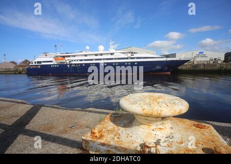 Ayr Harbour, piccola nave da crociera di lusso MV Clio ormeggiato a Ayr Harbour, Ayrshire, Scozia, Regno Unito. M/V Clio, è una nave da crociera di proprietà e gestita dalla Grand Circle Cruise Line. La nave è stata costruita presso il cantiere Alstom Leroux a St. Malo, Francia nel 1998. Ha un totale di 44 stateroms per 88 passeggeri (la capacità massima è di 90 ospiti), servito da 62 equipaggi, ... Foto Stock