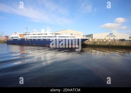 Ayr Harbour, piccola nave da crociera di lusso MV Clio ormeggiato a Ayr Harbour, Ayrshire, Scozia, Regno Unito. M/V Clio, è una nave da crociera di proprietà e gestita dalla Grand Circle Cruise Line. La nave è stata costruita presso il cantiere Alstom Leroux a St. Malo, Francia nel 1998. Ha un totale di 44 stateroms per 88 passeggeri (la capacità massima è di 90 ospiti), servito da 62 equipaggi, ... Foto Stock