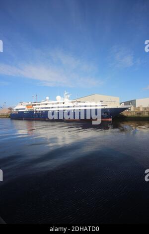 Ayr Harbour, piccola nave da crociera di lusso MV Clio ormeggiato a Ayr Harbour, Ayrshire, Scozia, Regno Unito. M/V Clio, è una nave da crociera di proprietà e gestita dalla Grand Circle Cruise Line. La nave è stata costruita presso il cantiere Alstom Leroux a St. Malo, Francia nel 1998. Ha un totale di 44 stateroms per 88 passeggeri (la capacità massima è di 90 ospiti), servito da 62 equipaggi, ... Foto Stock