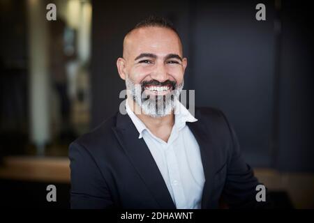 Ritratto di felice professionista legale maschile in formals in piedi a. ufficio Foto Stock