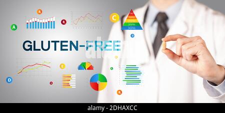 Nutrizionista che vi dà una pillola con iscrizione SENZA GLUTINE, concetto di stile di vita sano Foto Stock