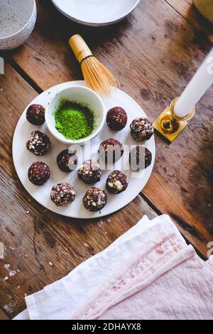 Direttamente sopra un colpo di tartufo al pistacchio di cioccolato in piatto tavolo di legno Foto Stock