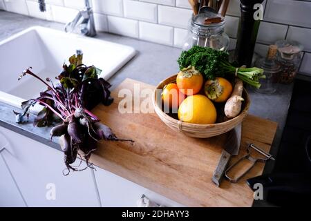 Vista ad alto angolo di frutta e verdura sul banco della cucina Foto Stock