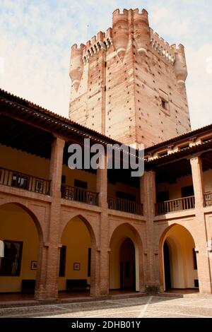 La torre quadrata principale del torrione del 14 ° - 15 ° secolo Castello di la Mota Medina del campo Valladolid Spagna in una calda giornata estiva Foto Stock