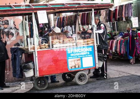 Street food siciliano: Un venditore di strada di 'fincione' di Palermo (tipica pizza morbida con salsa di cipolla e acciughe) Foto Stock